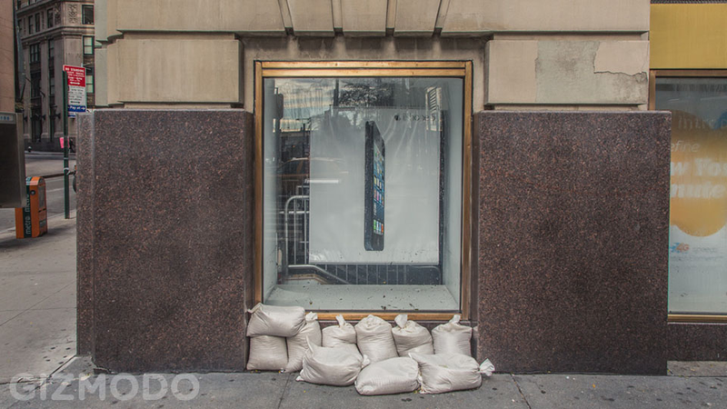 Illustration for article titled Did This Handful of Sandbags Save an AT&T Store?